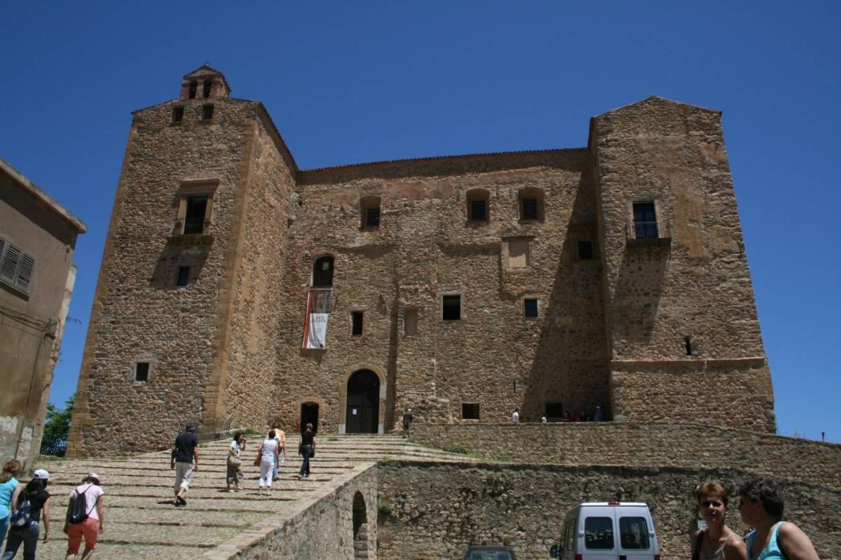 Donjon Suite Centro Storico Castelbuono  Bagian luar foto